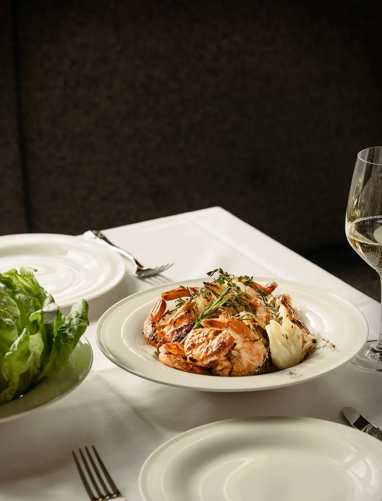 Gegrillte Rotgarnelen mit Kräutern auf weißem Teller im Le Petit Royal Frankfurt
