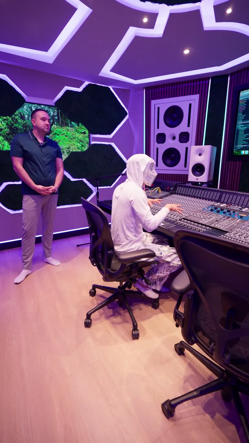 Sickick at the console of his studio under the spaceship ceiling, during the walkthrough with Desire Basements