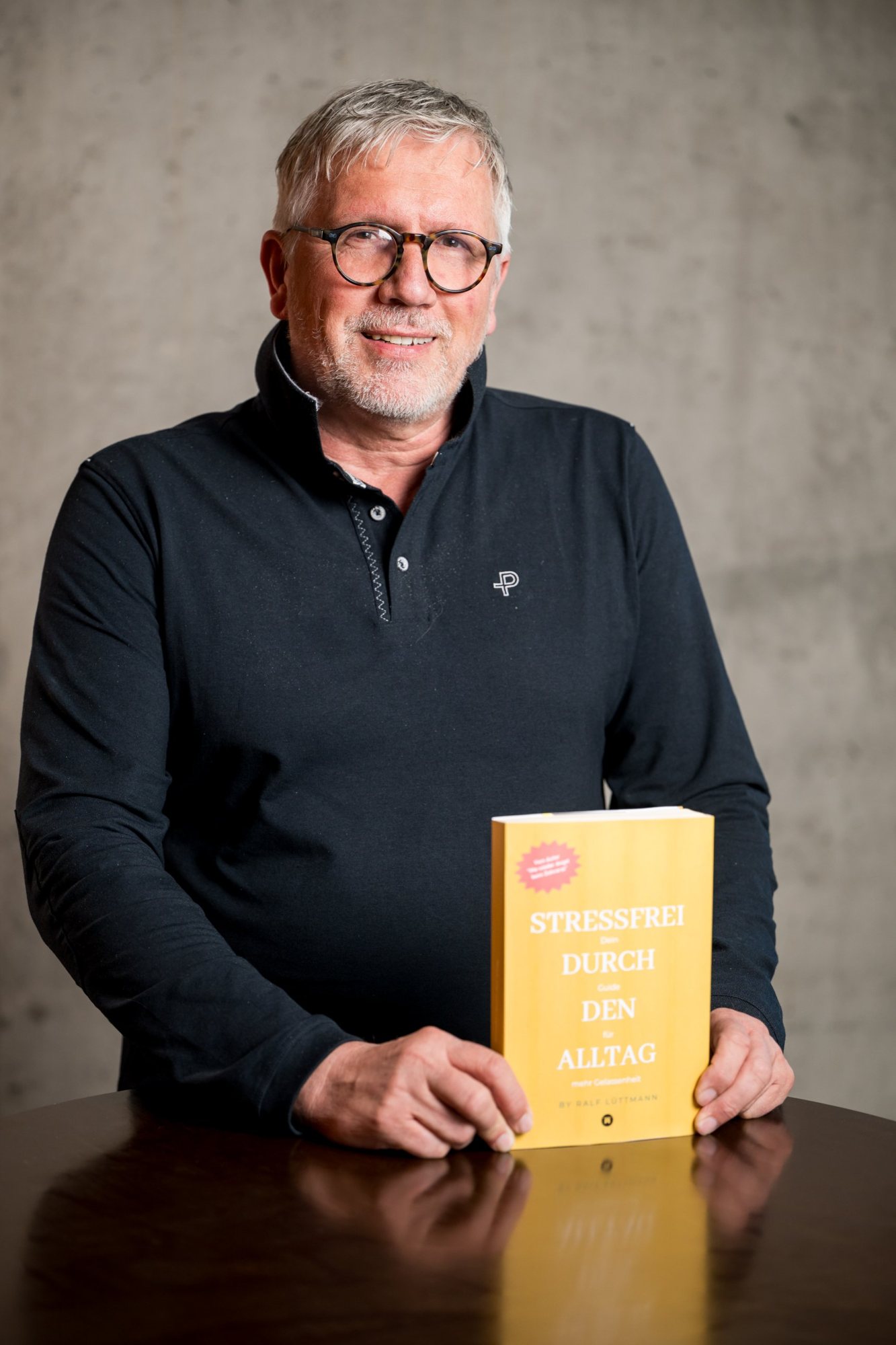 Dr. Ralf Lüttmann mit seinem Buch „Stressfrei durch den Alltag“