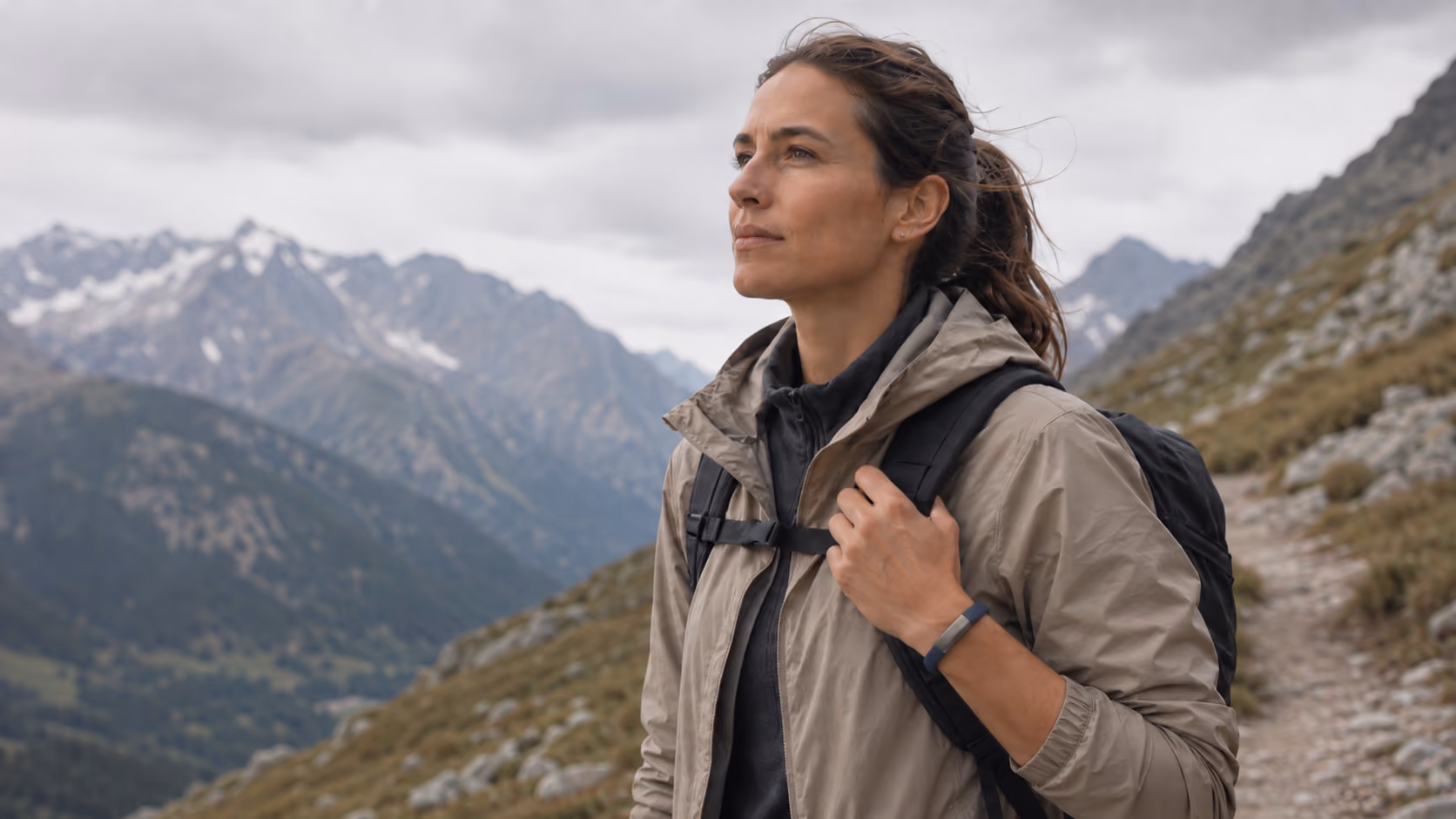 Randonneuse en montagne portant le bracelet Nagome au poignet