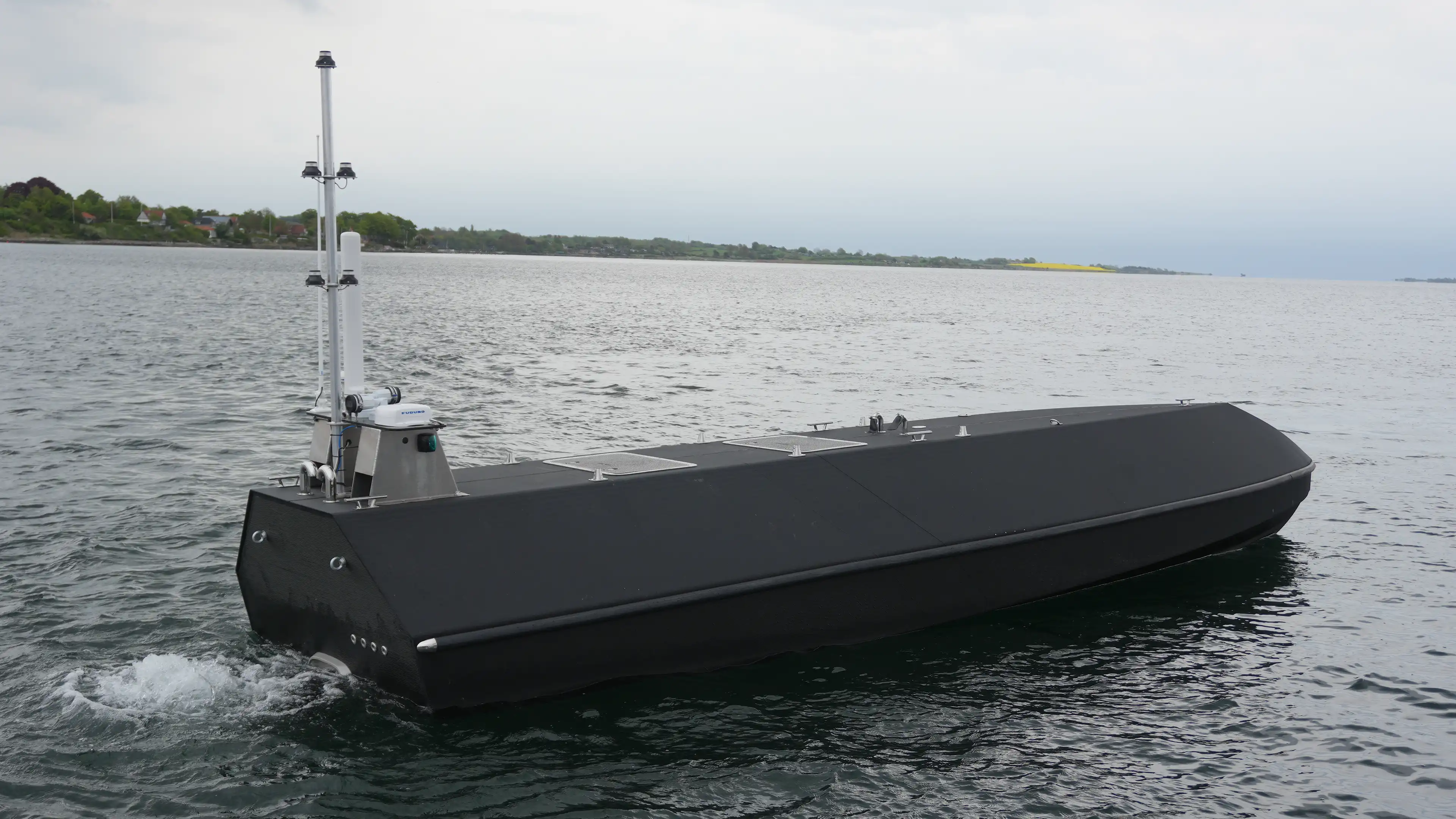 Angular unmanned surface vessel with a sensor mast, built on a 3D printed hull