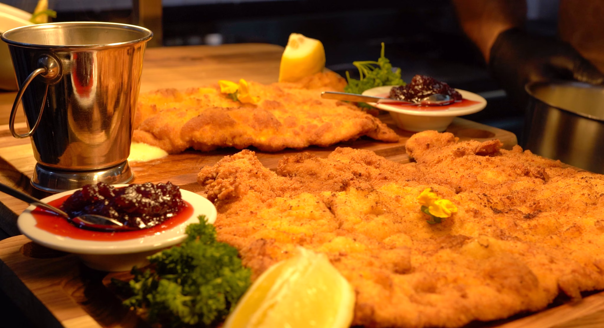 Knusprig paniertes Schnitzel aus dem Schnitzelhus, Nahaufnahme