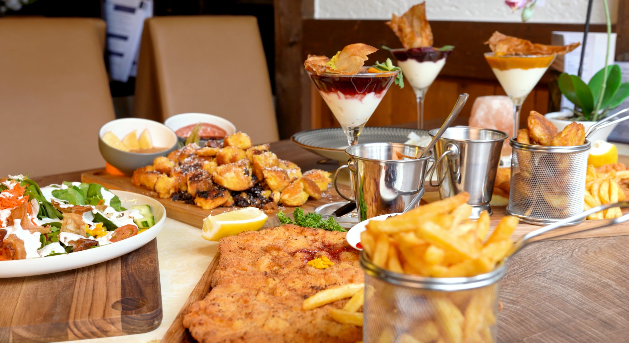 Gedeckter Tisch mit Schnitzelhus-Gericht
