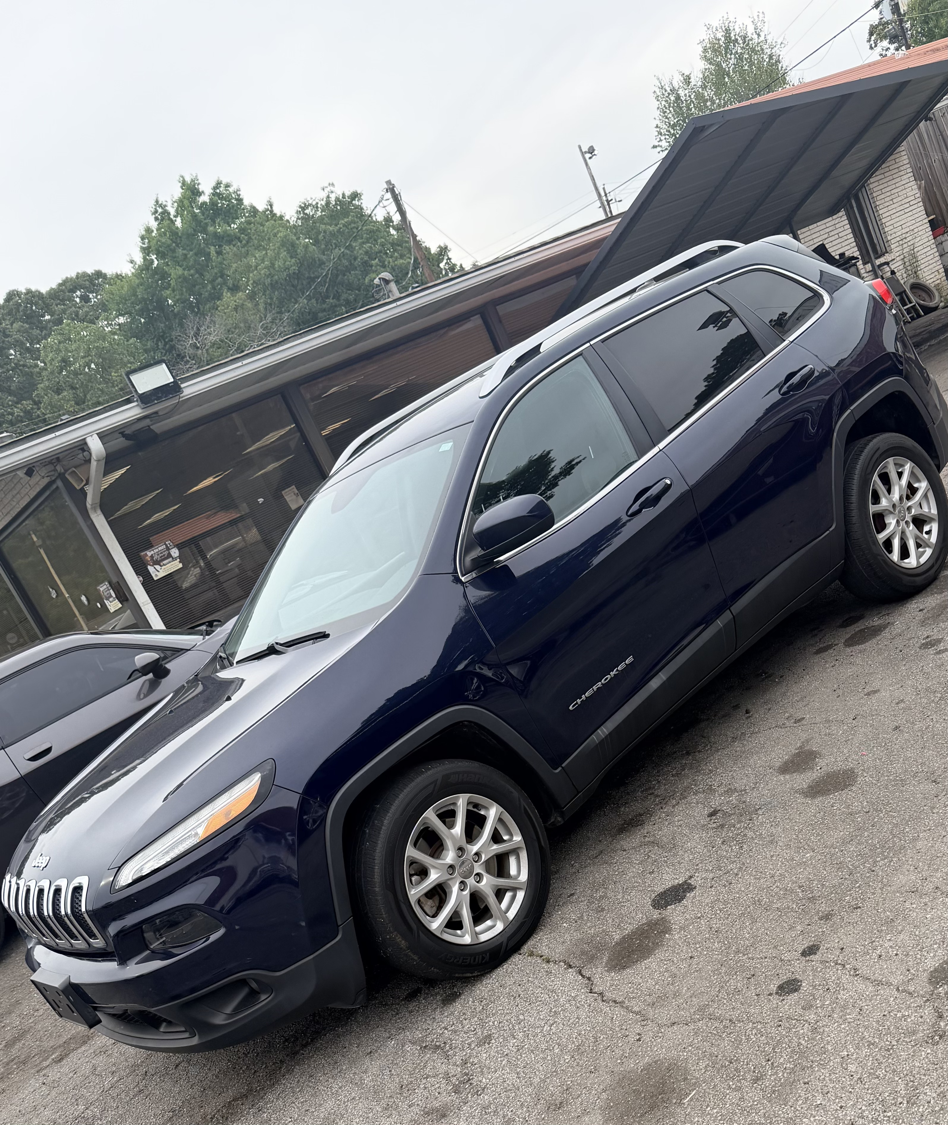 Side profile Blue Jeep Grand 2015