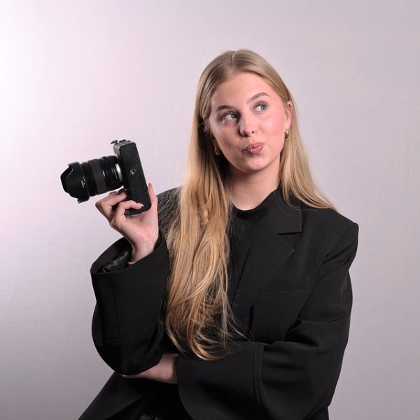 Person med kamera i handen