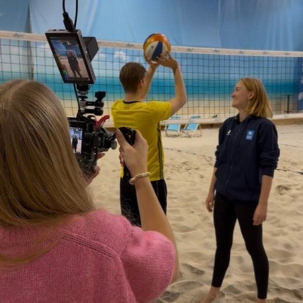 Inspelning på en beachvolleyplan