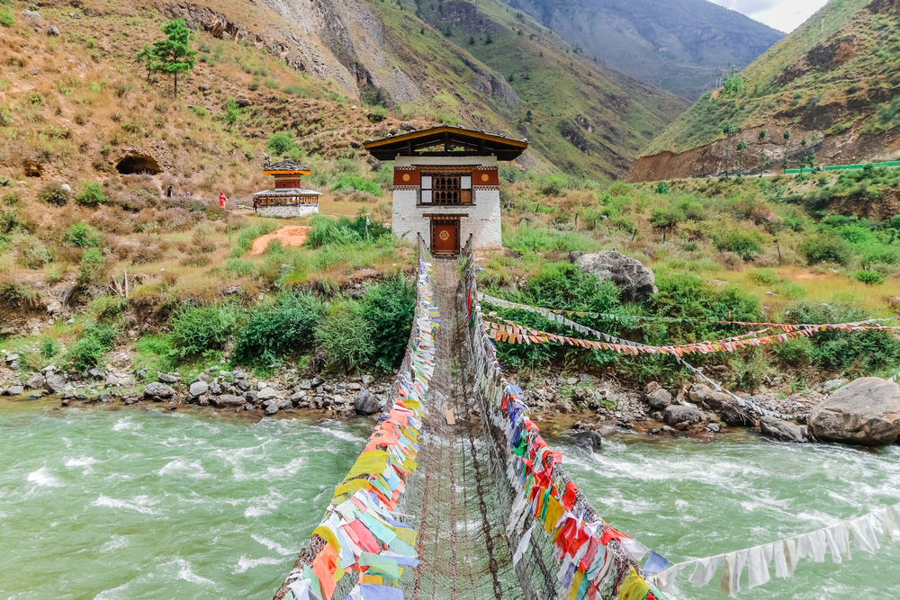 漫步達邱拉康鐵索橋,欣賞帕羅河谷山景及隨風飄揚的五彩經幡。