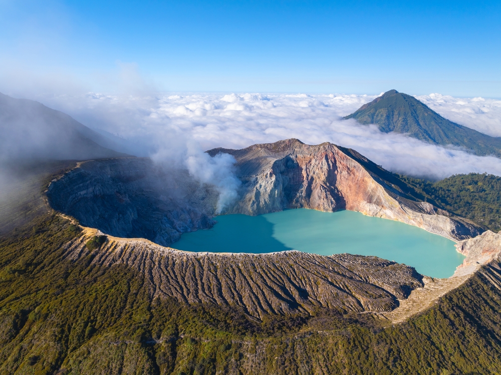 日間伊真火山,可見酸性湖