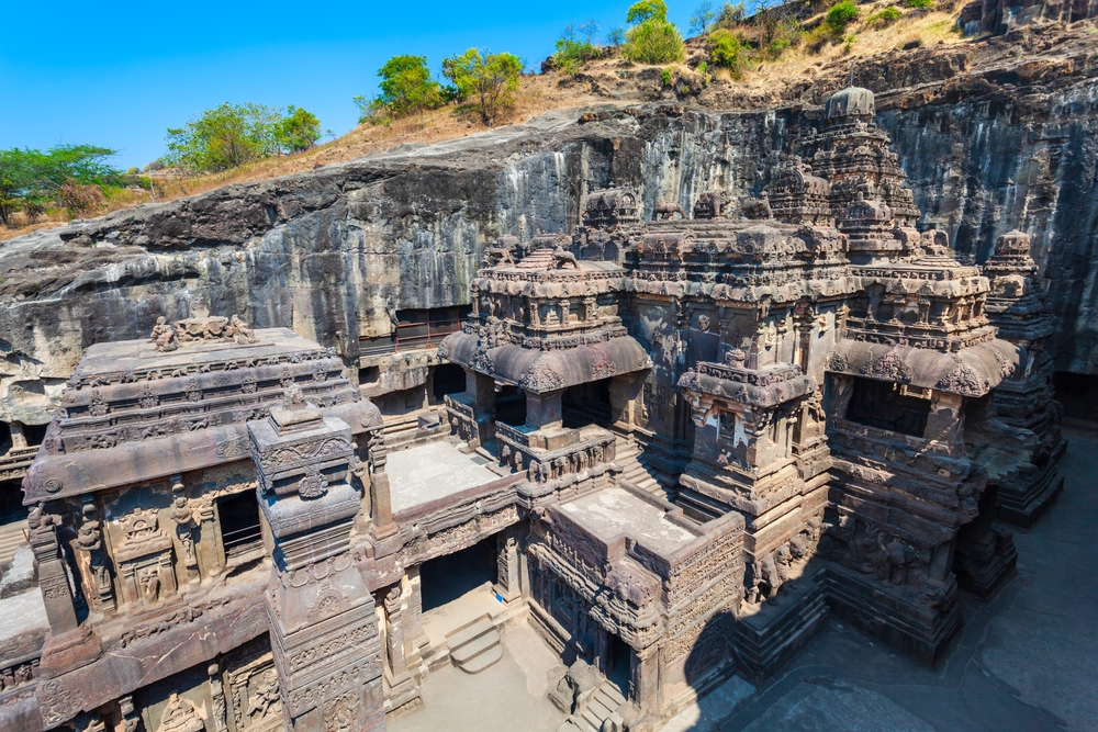 Alt Text: 印度埃洛拉石窟凱拉薩神廟(Kailasa Temple)岩鑿建築及精美雕刻