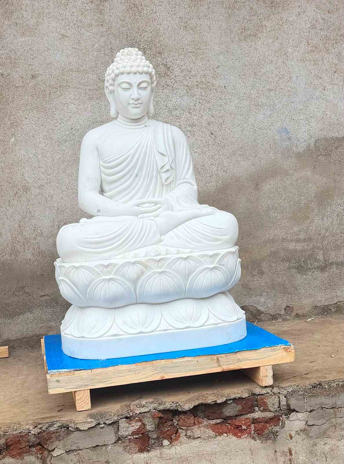 buddha-sculpture-steady-wooden-support-rockscape