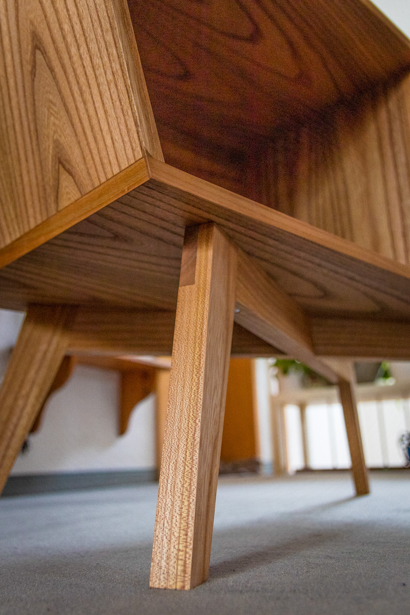 Maßgefertigtes Sideboard mit kreativer Ausführung