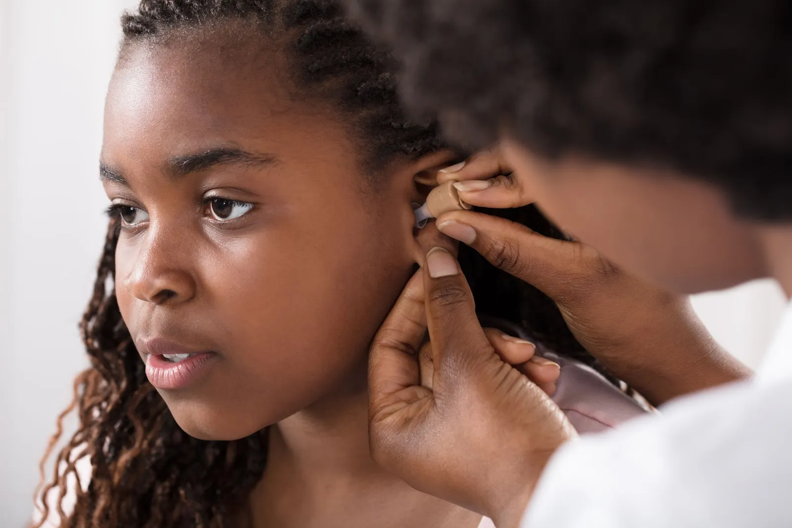 parent speaking with child on couch stuttering treatment speecheasy