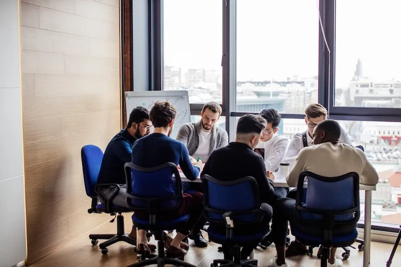 Group discussion with help from a delayed auditory feedback device