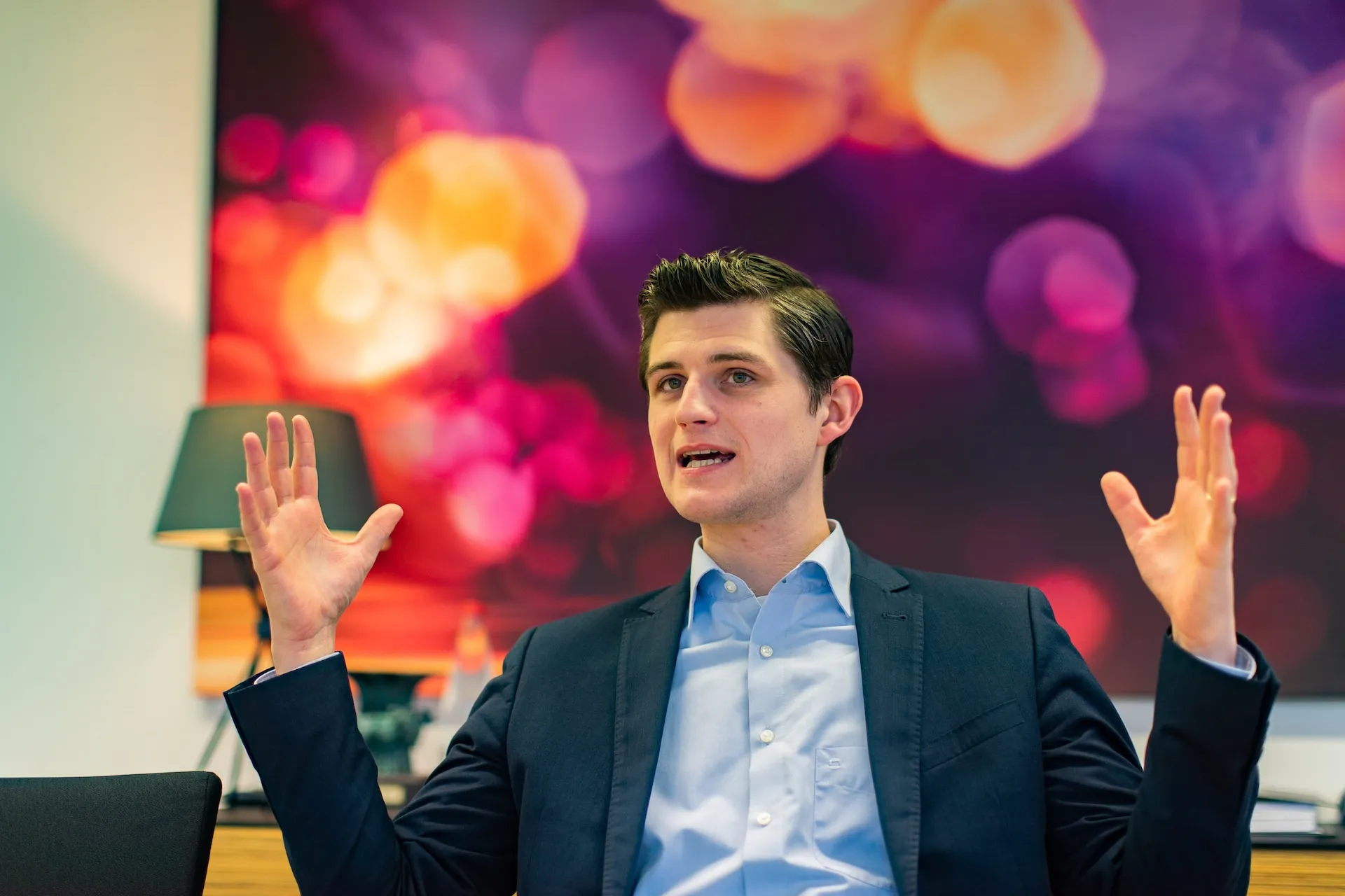 Man using a speech assistant device to give a presentation.