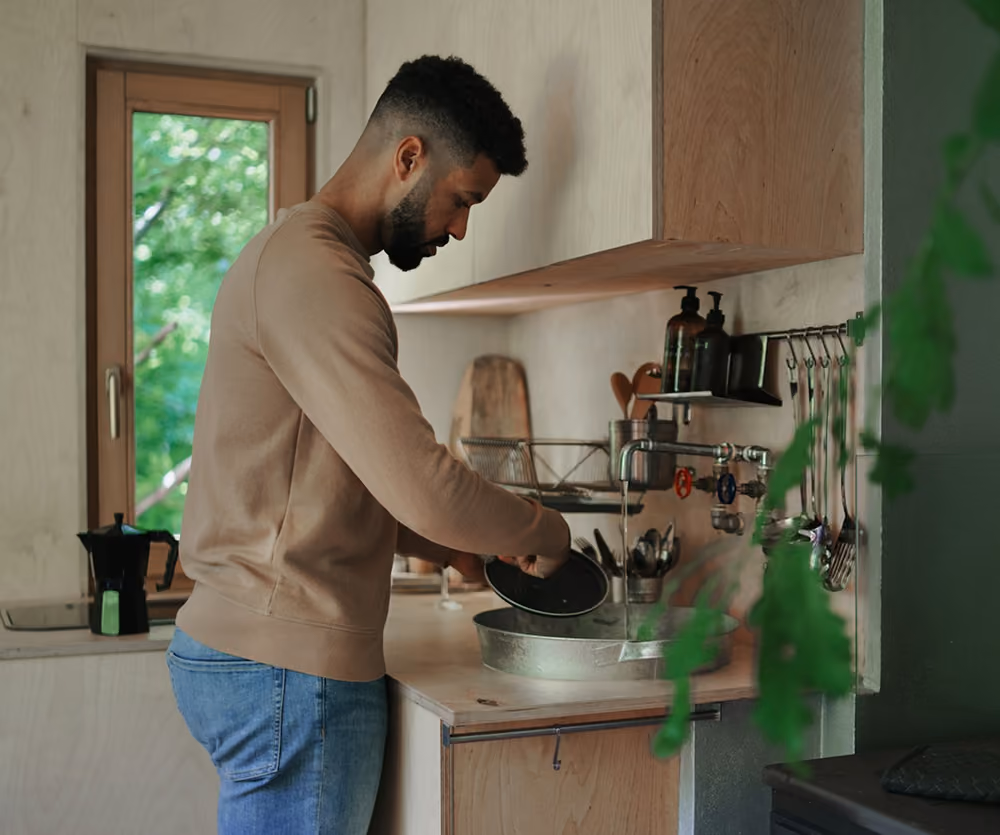 man washing dishes in Thornlie house