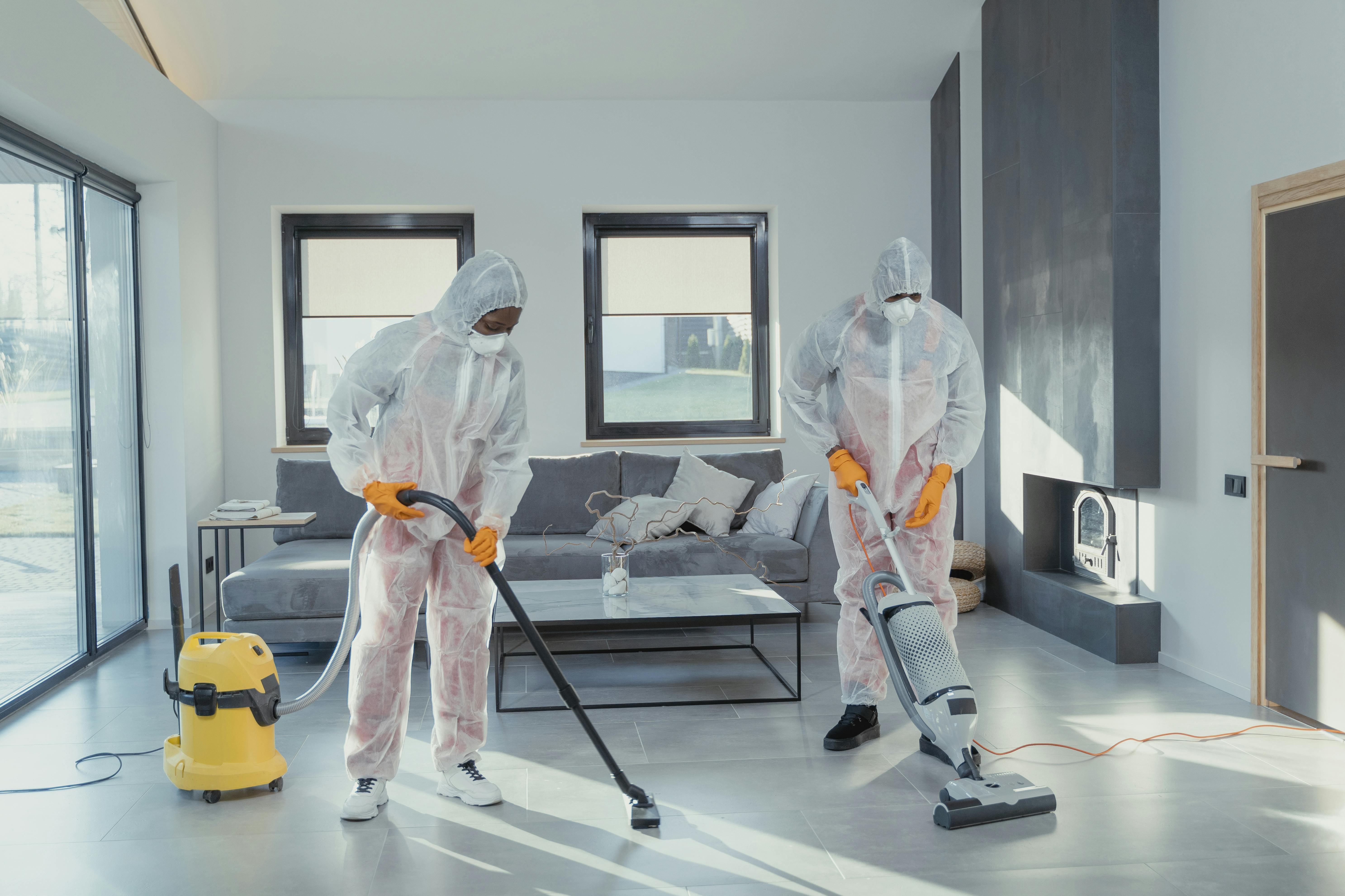 Professioneel schoonmaakteam tijdens de uitvoering van een klus.