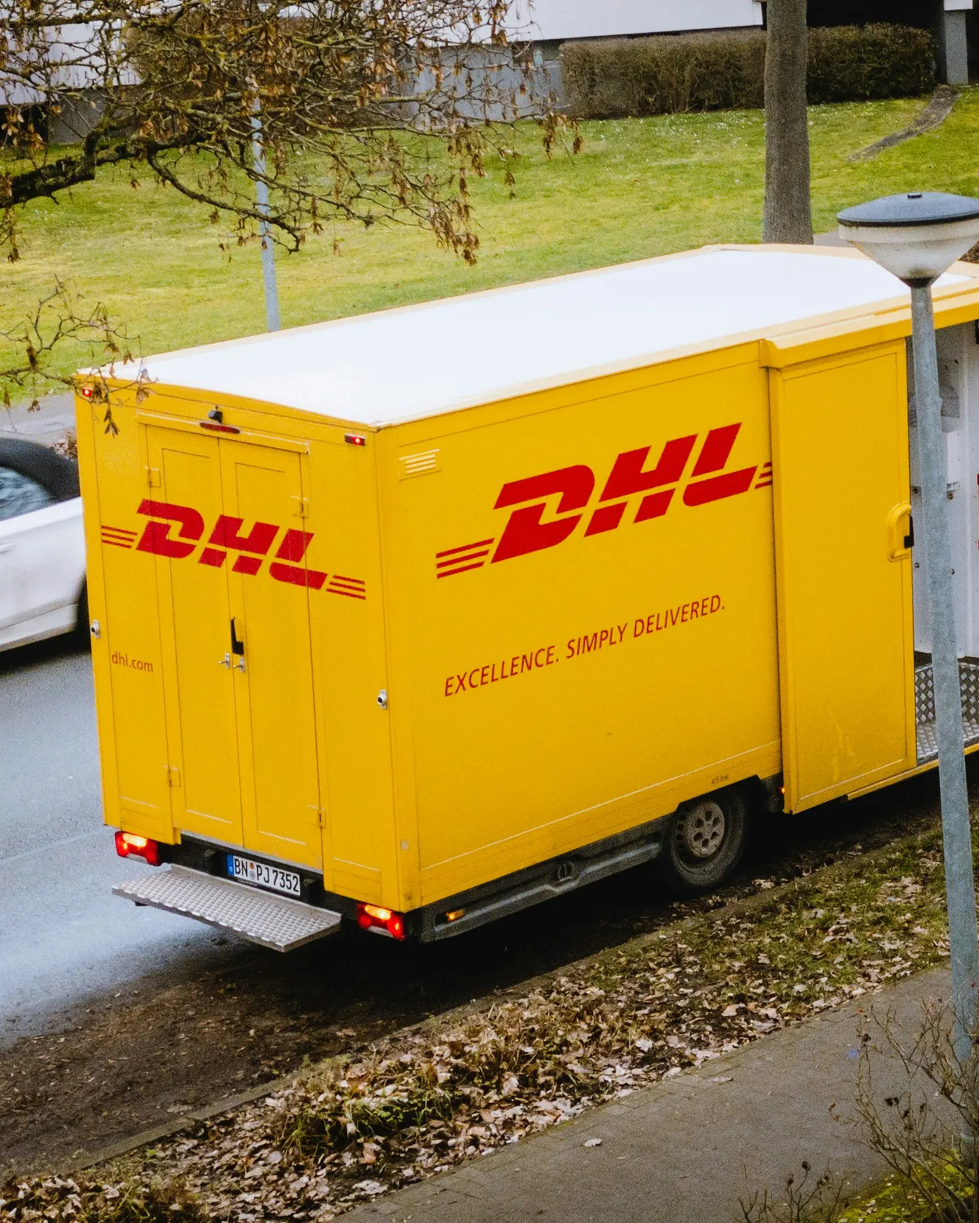 DHL Transporter bei der Auslieferung