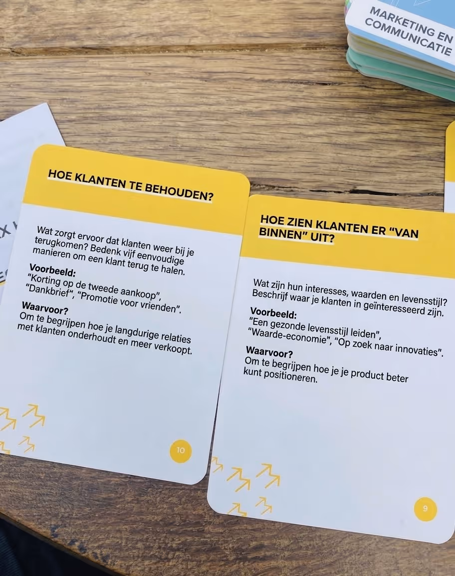 Twee geel-witte informatiekaarten naast elkaar.