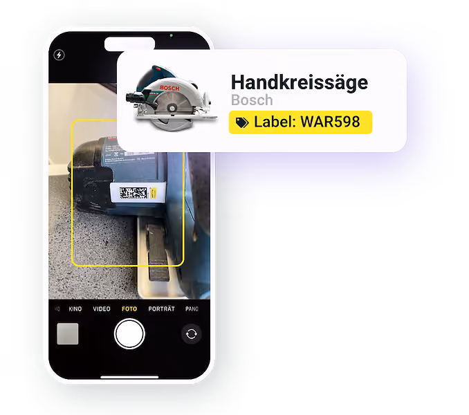 Smartphone scannt ein QR-Code Label
