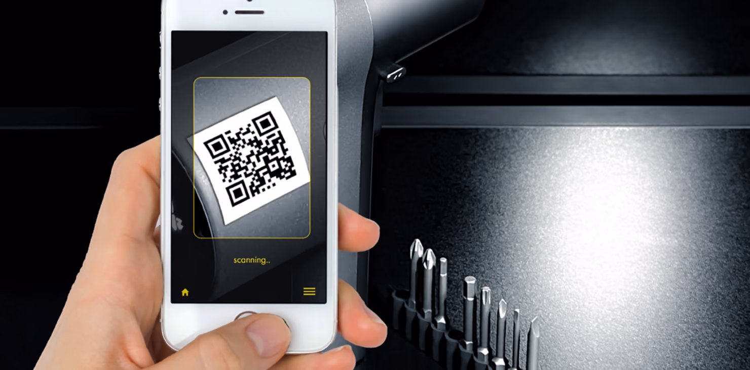 Ein Smartphone scannt einen QR-Code