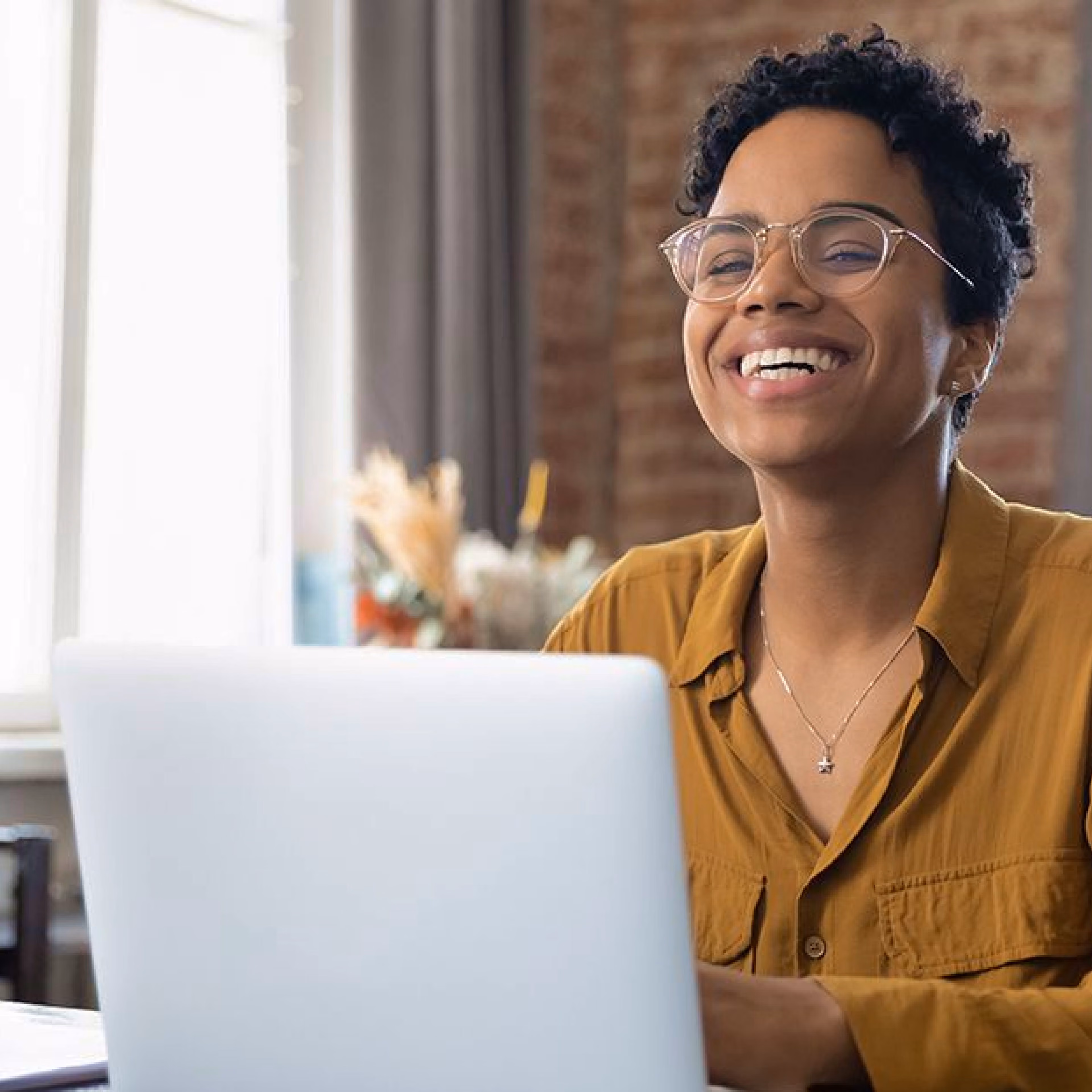  Smiling woman working on a laptop, representing the review and delivery stage