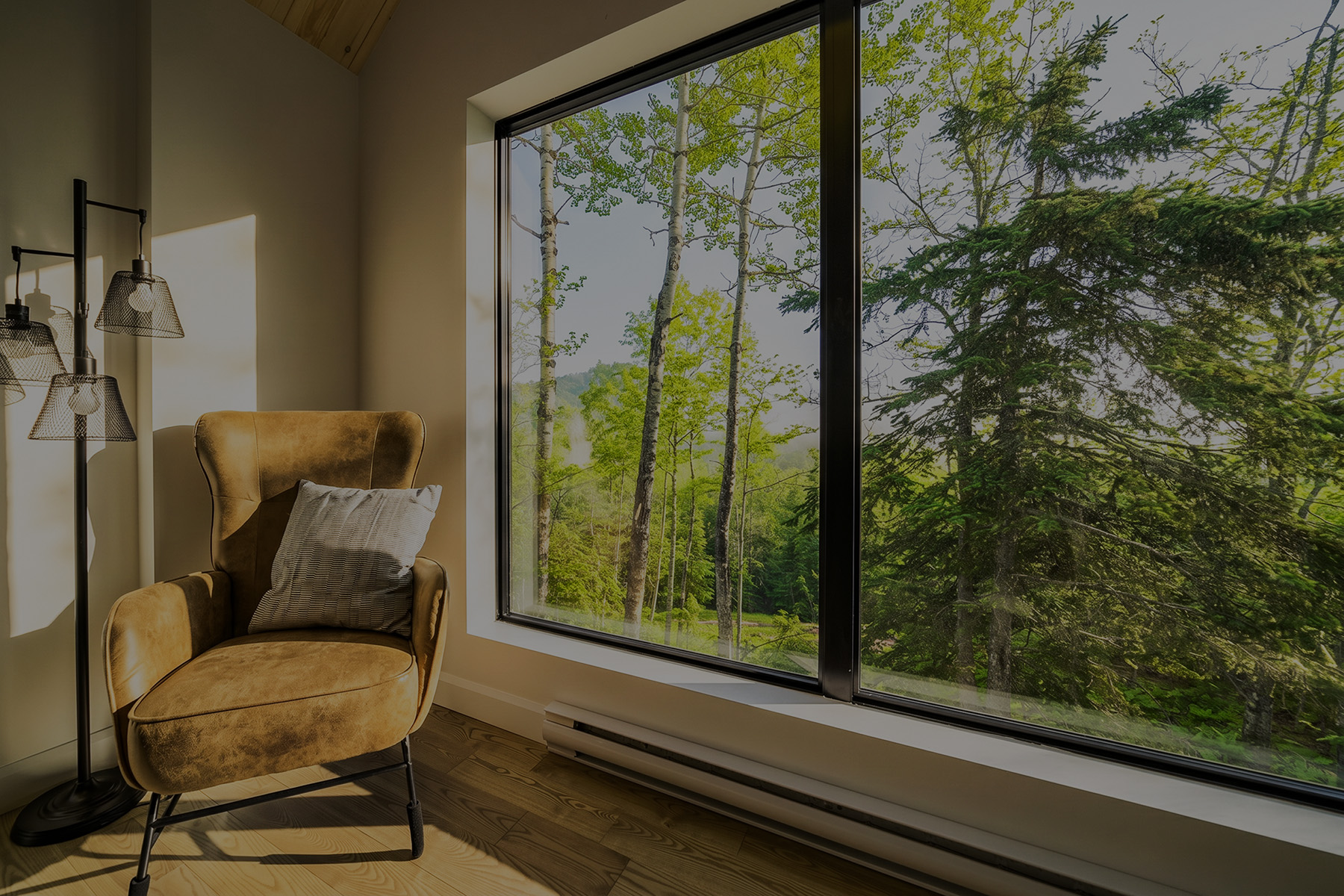 Fauteuil dans une chambre d'hôtel lumineuse
