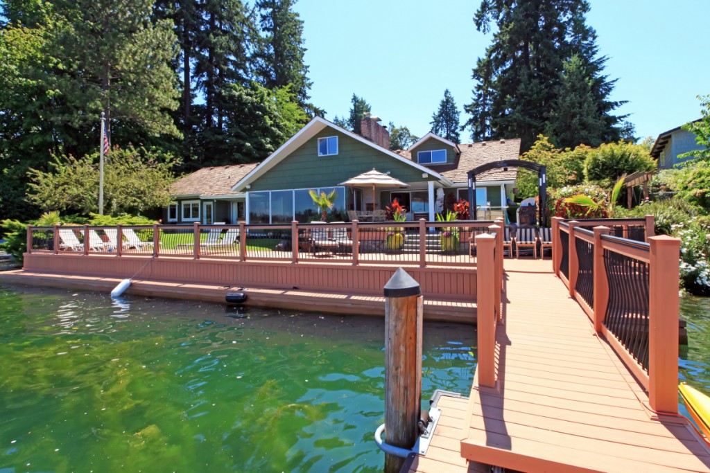 pretty-house-overlooking-lake-1024x683