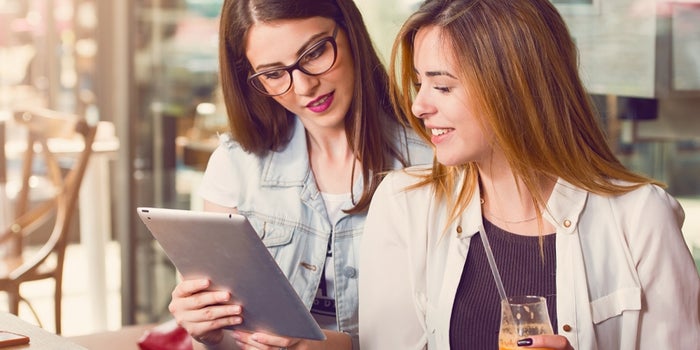 20150824195558-women-talking-over-drinks-smart