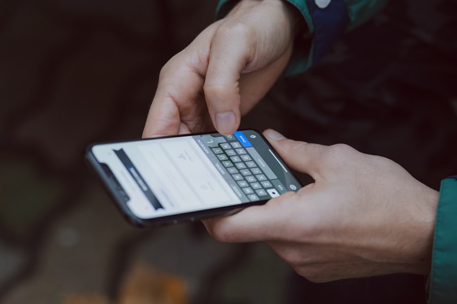 Licenciement verbal par WhatsApp : personne consultant un message sur son smartphone