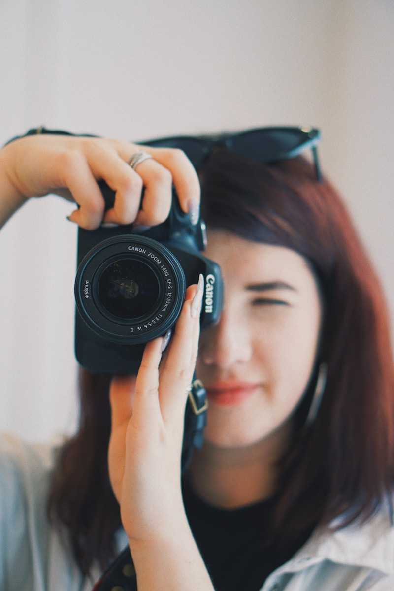 Photographe cadrant un portrait, illustrant le droit à l'image du salarié en entreprise