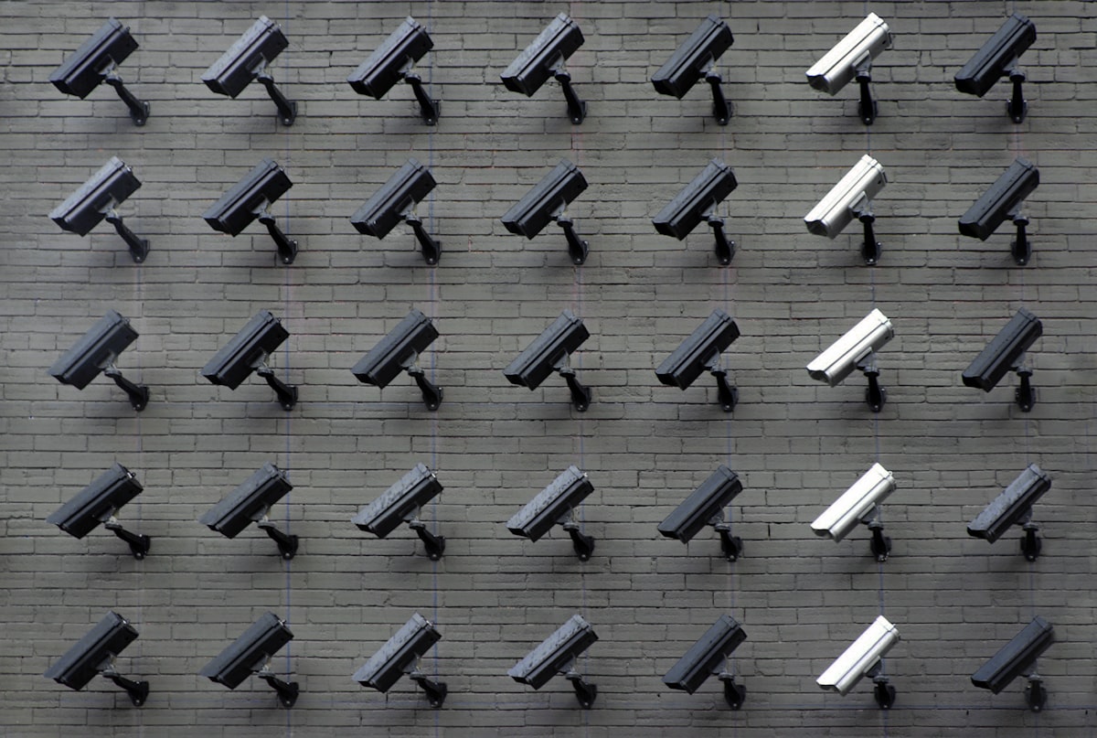 Caméras de sécurité en façade, illustrant la surveillance des salariés par l'employeur