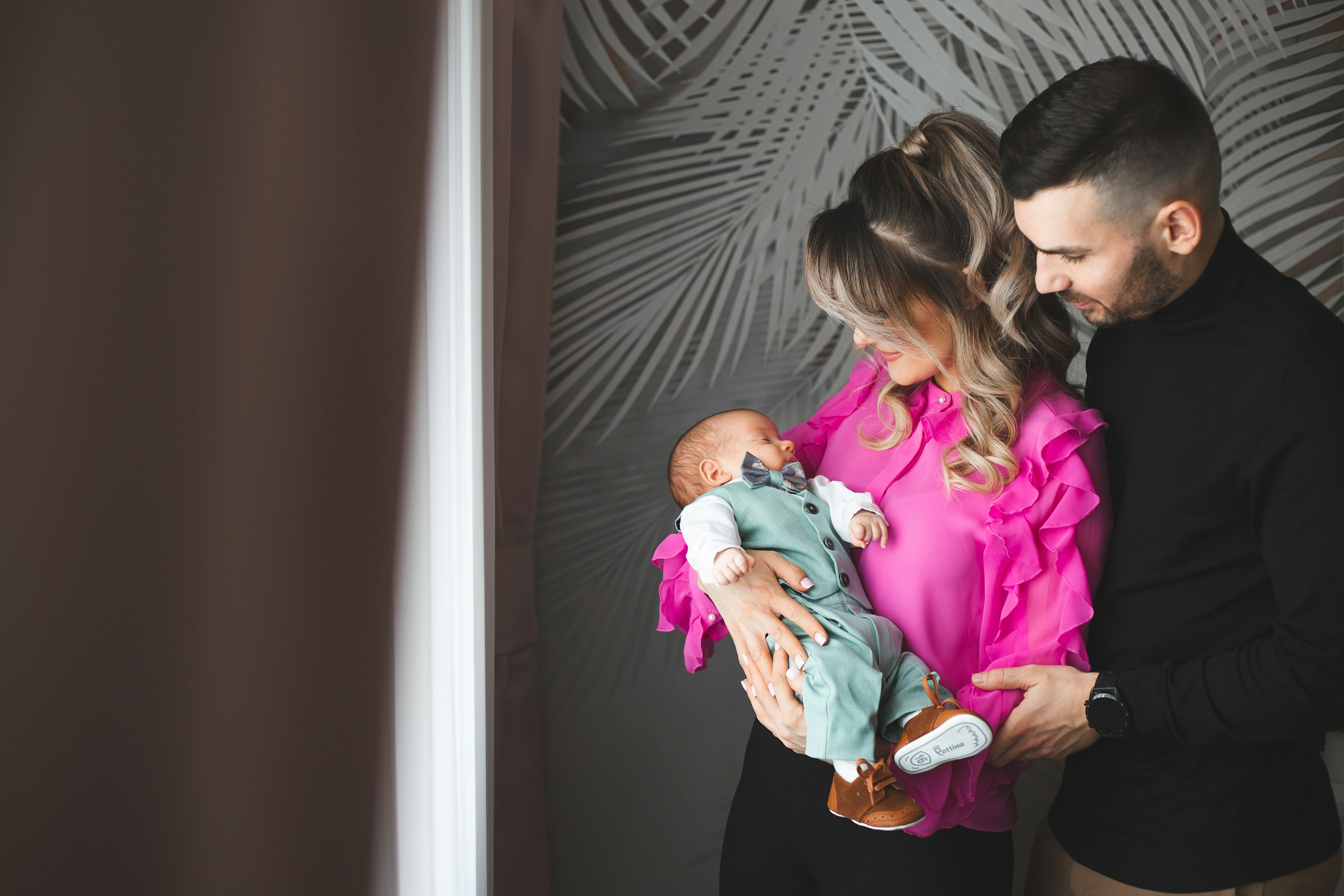 Congé supplémentaire de naissance : deux parents tenant leur nouveau-né à la maison