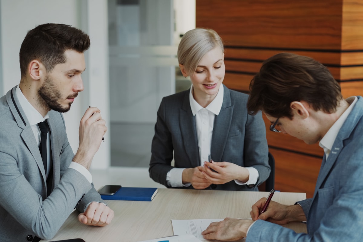 Modification du contrat de travail : un employeur et un salarié signant un avenant dans un bureau