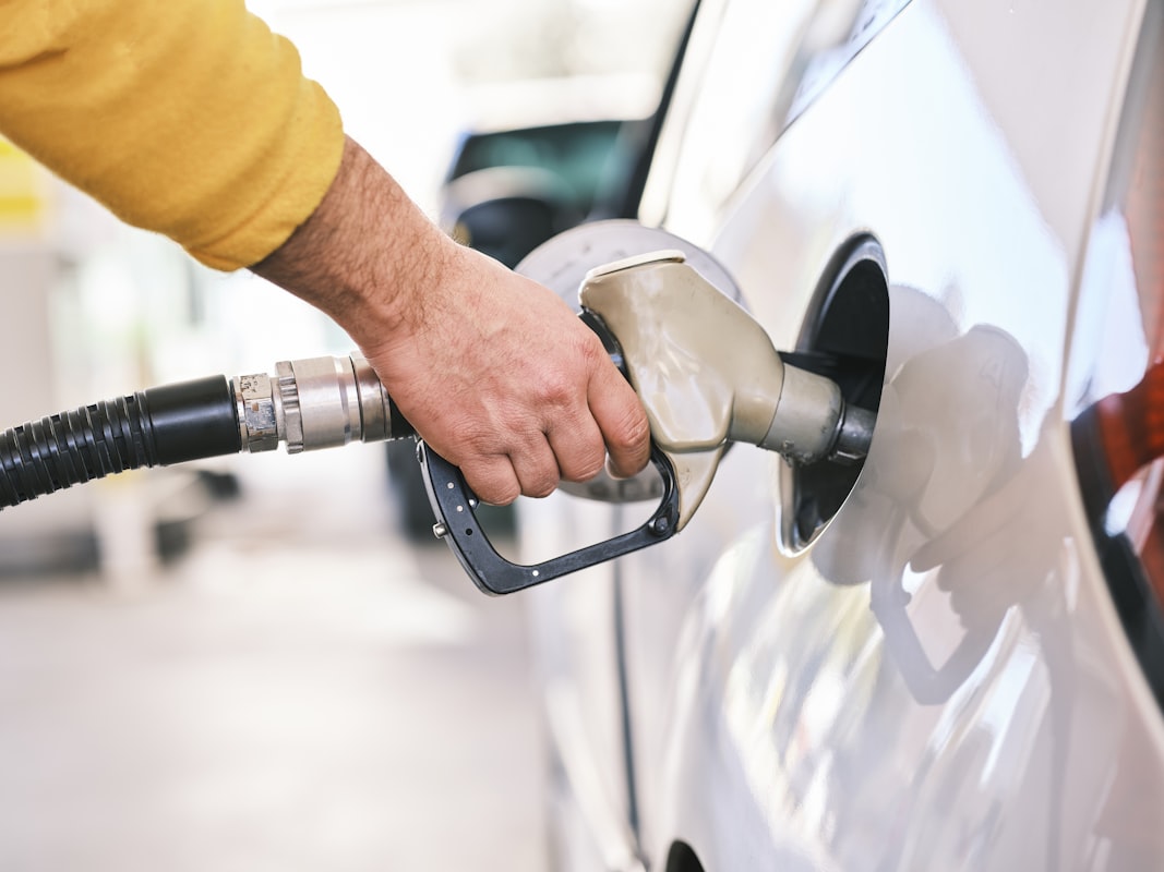 Prime carburant employeur : salarié faisant le plein de son véhicule personnel