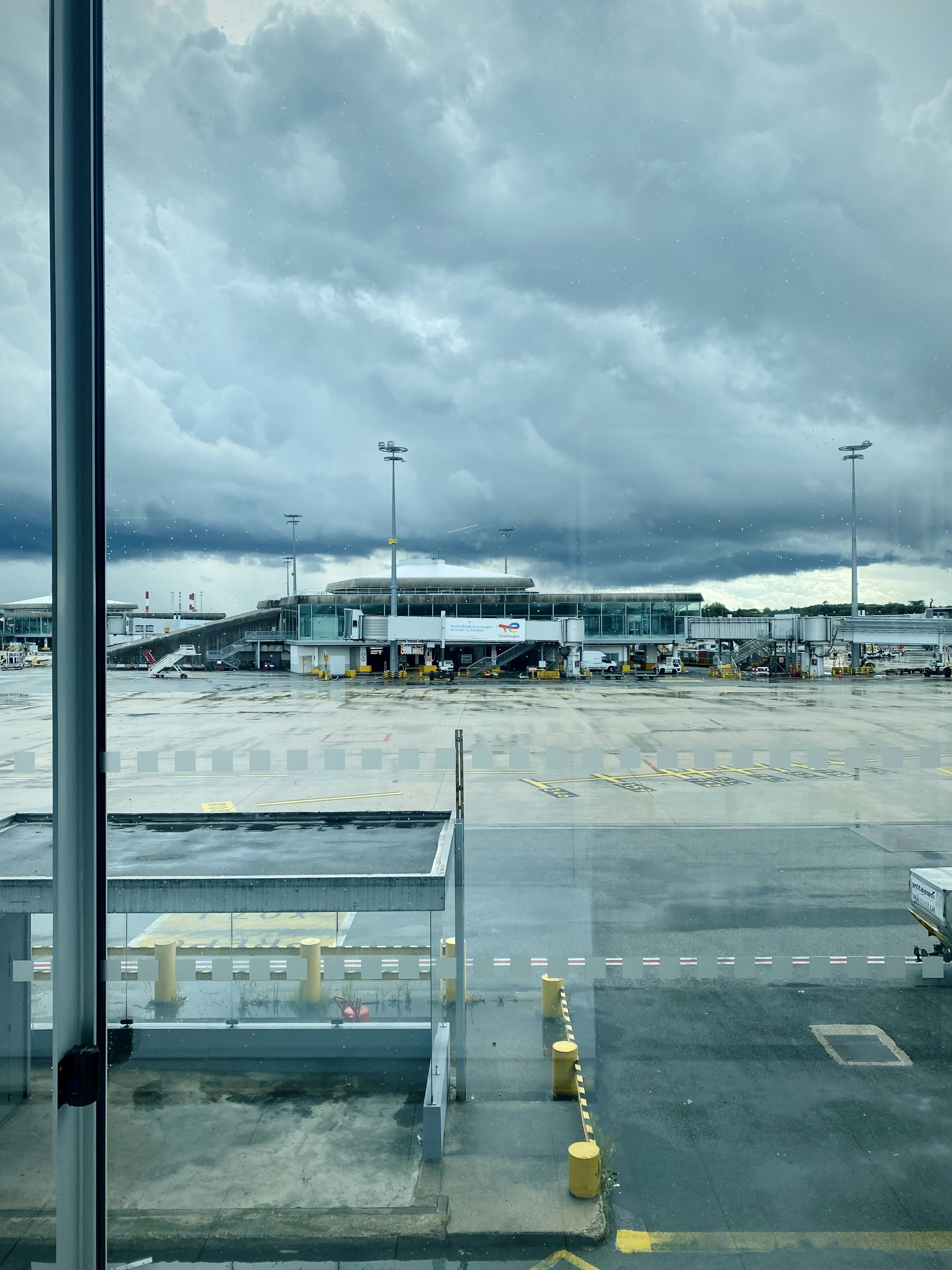 Terminal de l'aéroport Paris-Charles-de-Gaulle, illustrant le retour d'expatriation sans poste d'un salarié rapatrié en France