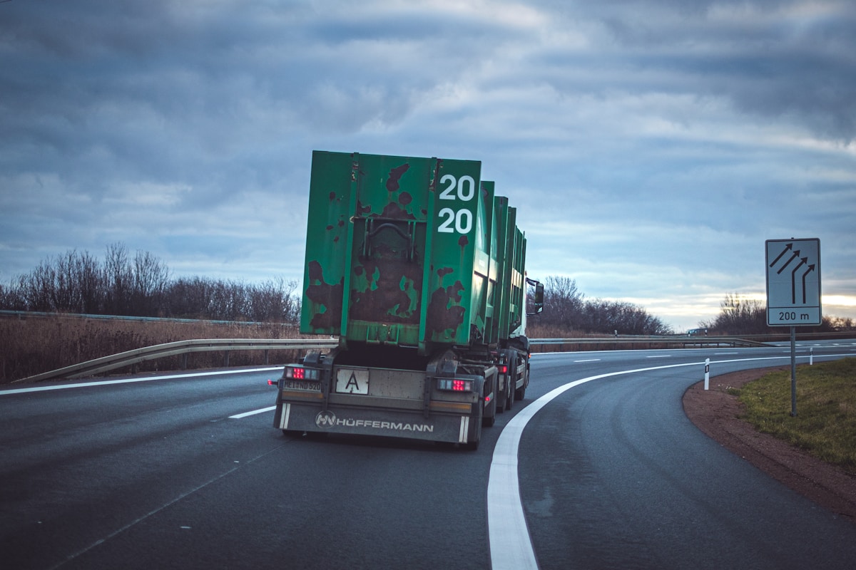 Temps de service du conducteur routier : camion de transport de marchandises sur route