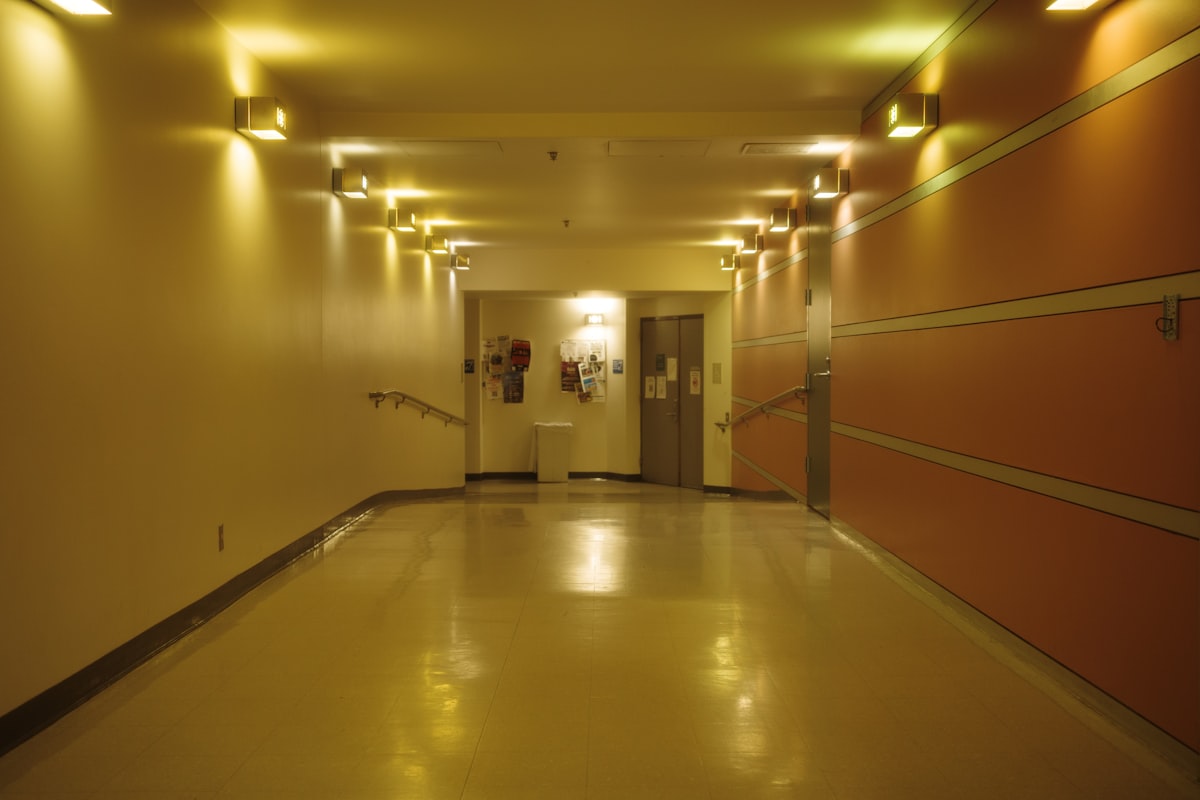 Couloir d'établissement de santé : le travail en 12 heures dans le secteur sanitaire et social