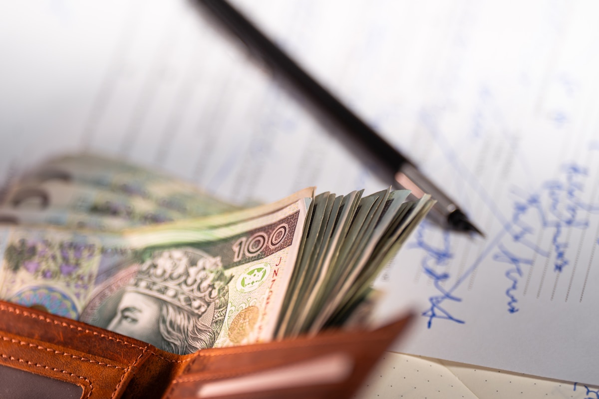 Loi transparence salariale : documents de rémunération et contrat posés sur un bureau