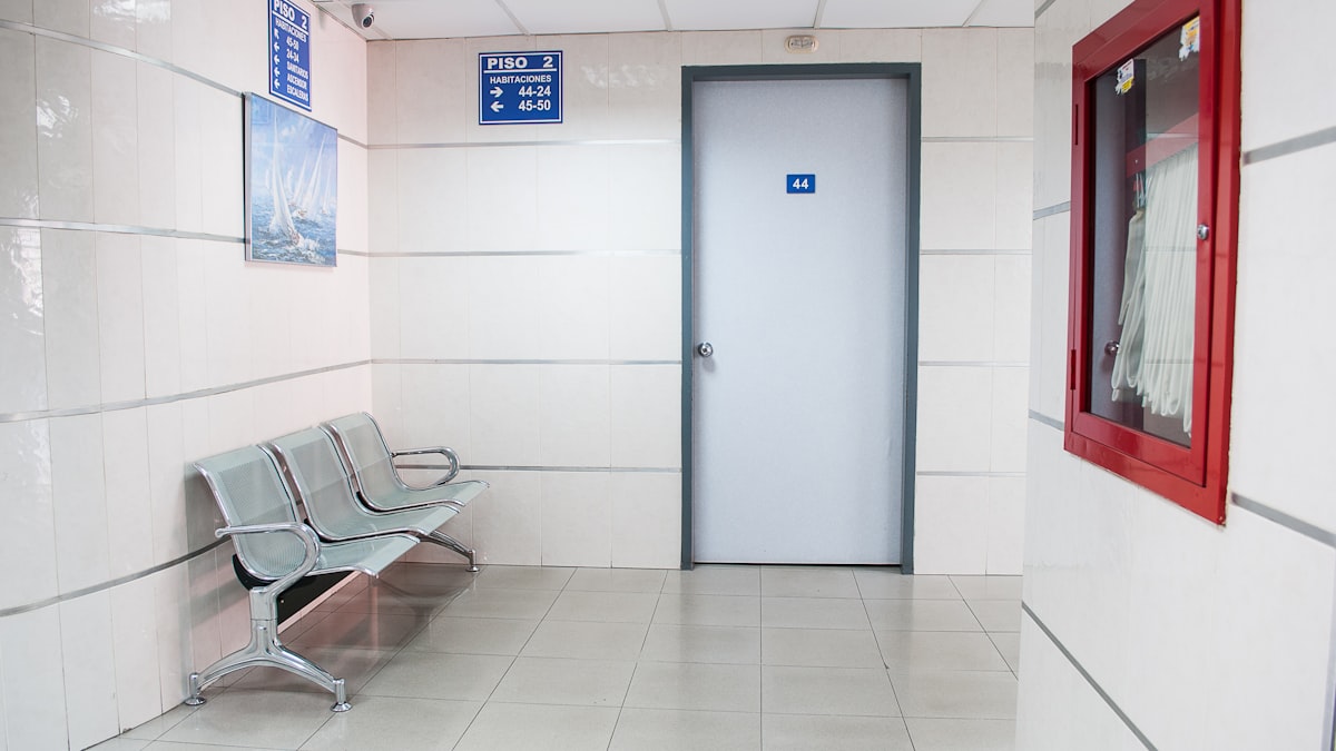 Salle d'attente médicale vide, cadre d'une contre-visite médicale demandée par l'employeur