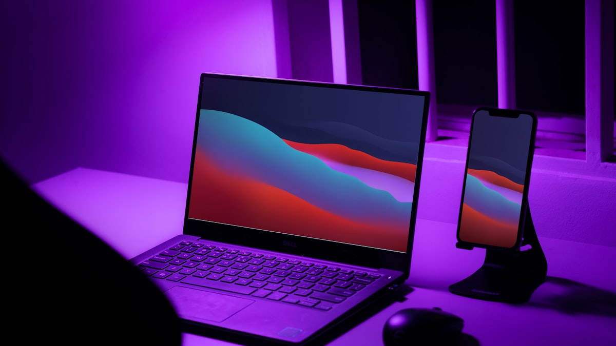 Ordinateur portable allumé sur un bureau le soir, enjeu du droit à la déconnexion