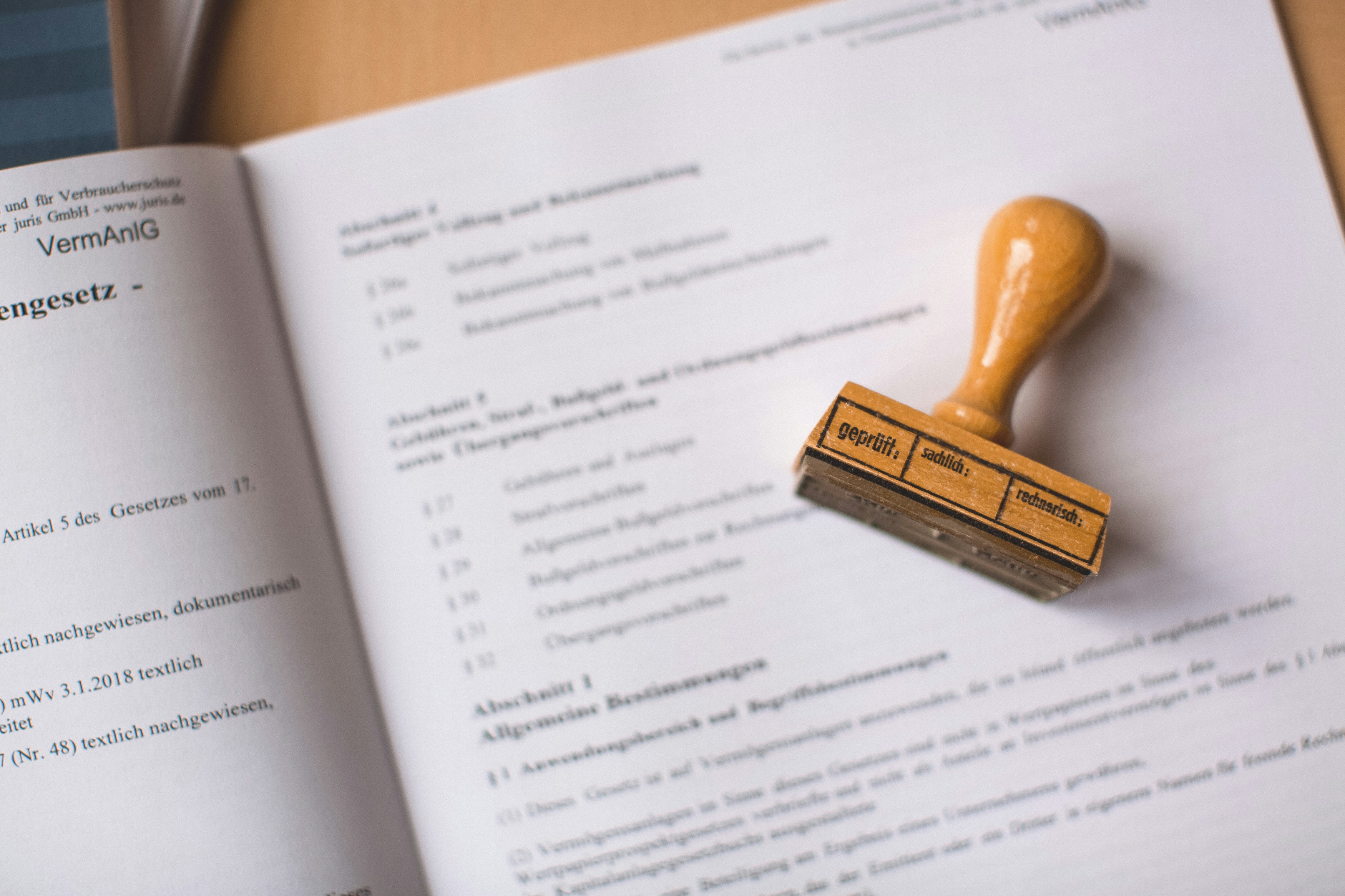 Tampon sur un document juridique évoquant la prise d'acte de la rupture du contrat de travail