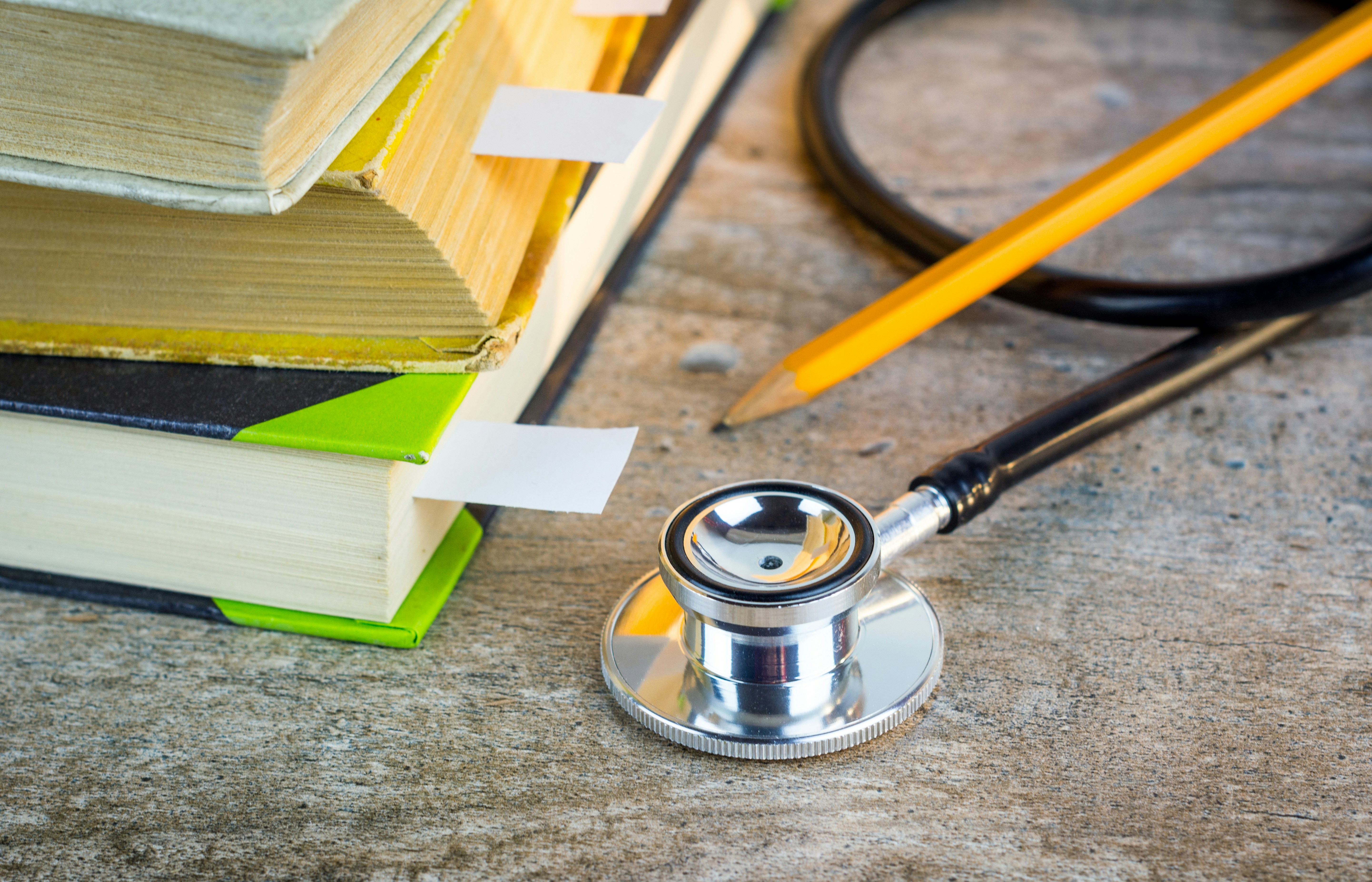 Dossier médical et stéthoscope illustrant la visite de reprise après un arrêt de travail