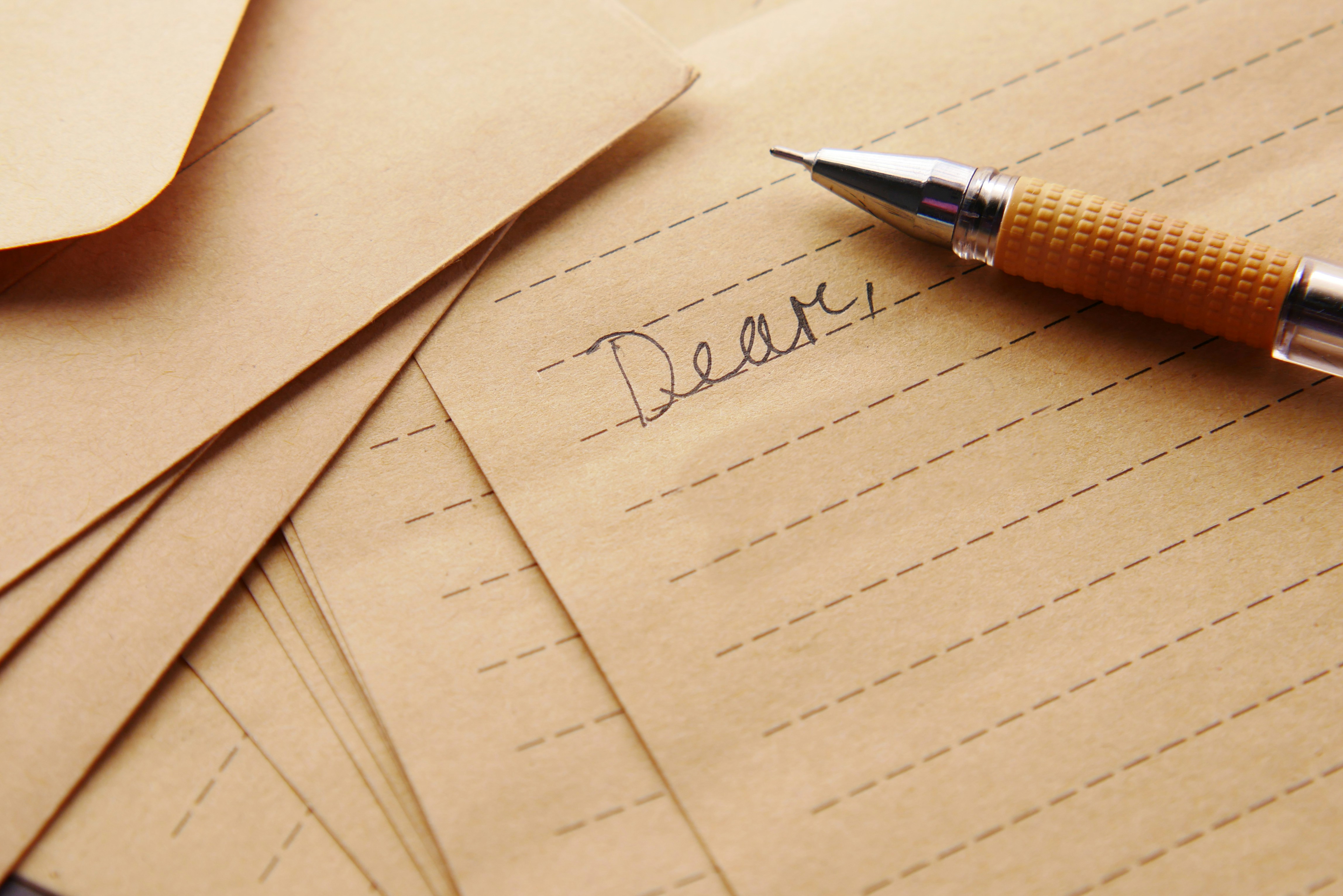 Stylo posé sur un document évoquant la rédaction d'une lettre de démission
