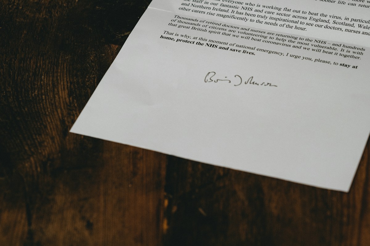Projet de loi transparence salariale : documents de rémunération posés sur un bureau