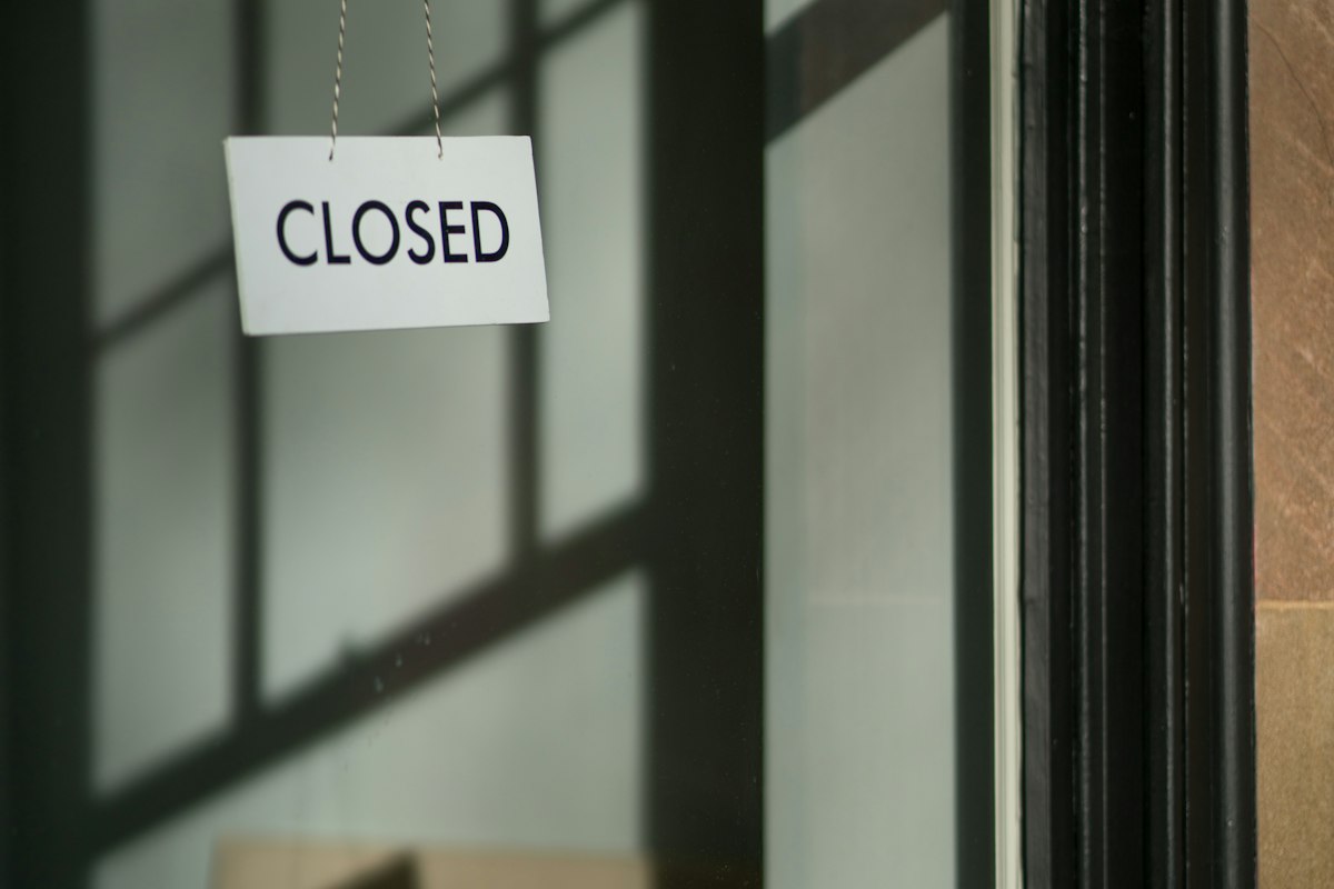 Pancarte fermé sur la porte d'un commerce, illustration du gérant de succursale privé de garantie AGS en liquidation judiciaire