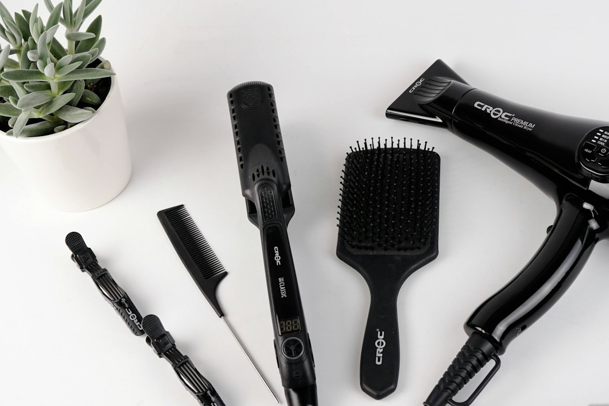 Brosse à cheveux illustrant la discrimination capillaire au travail