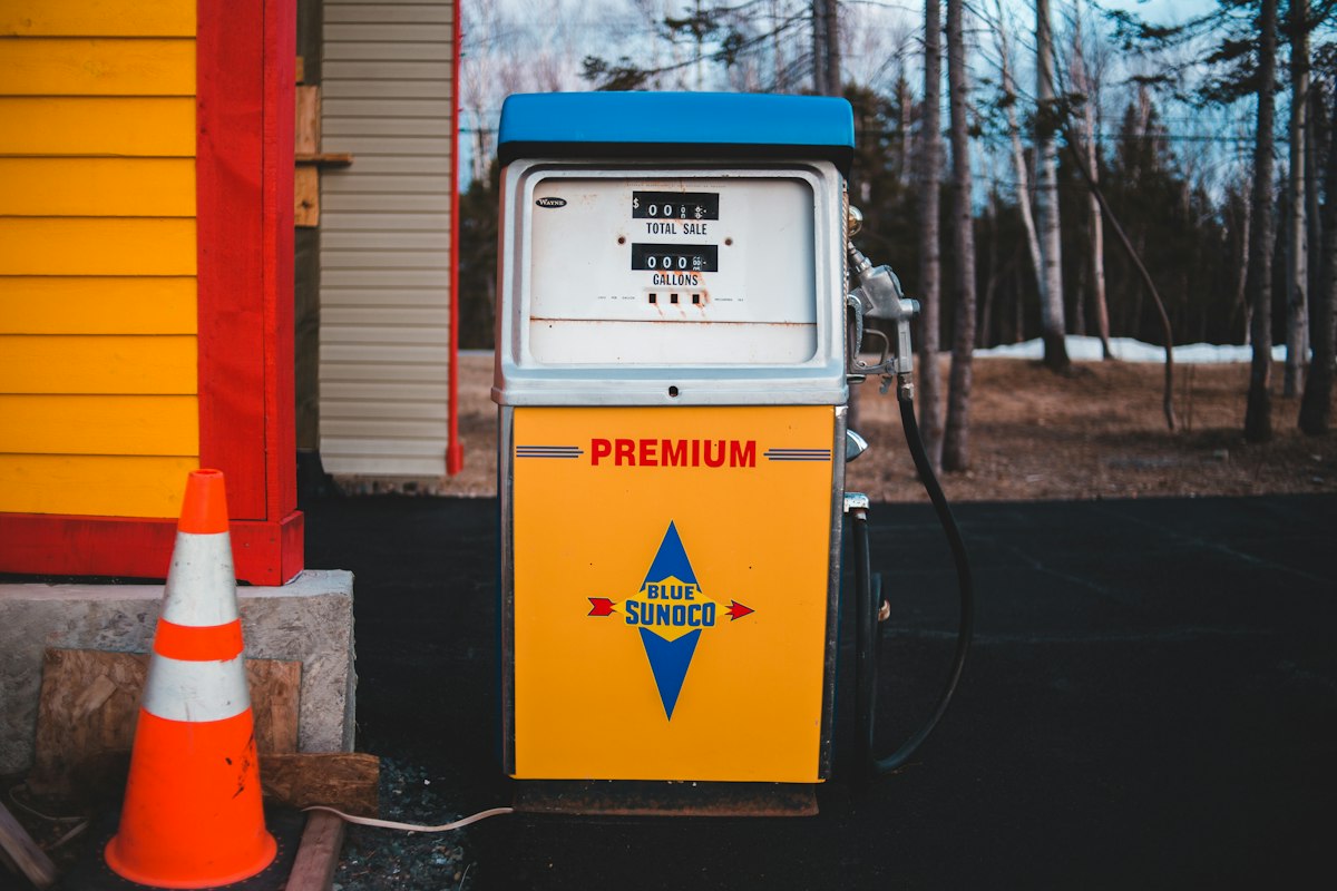 Prime carburant 1000 euros : pompe à essence dans une station-service
