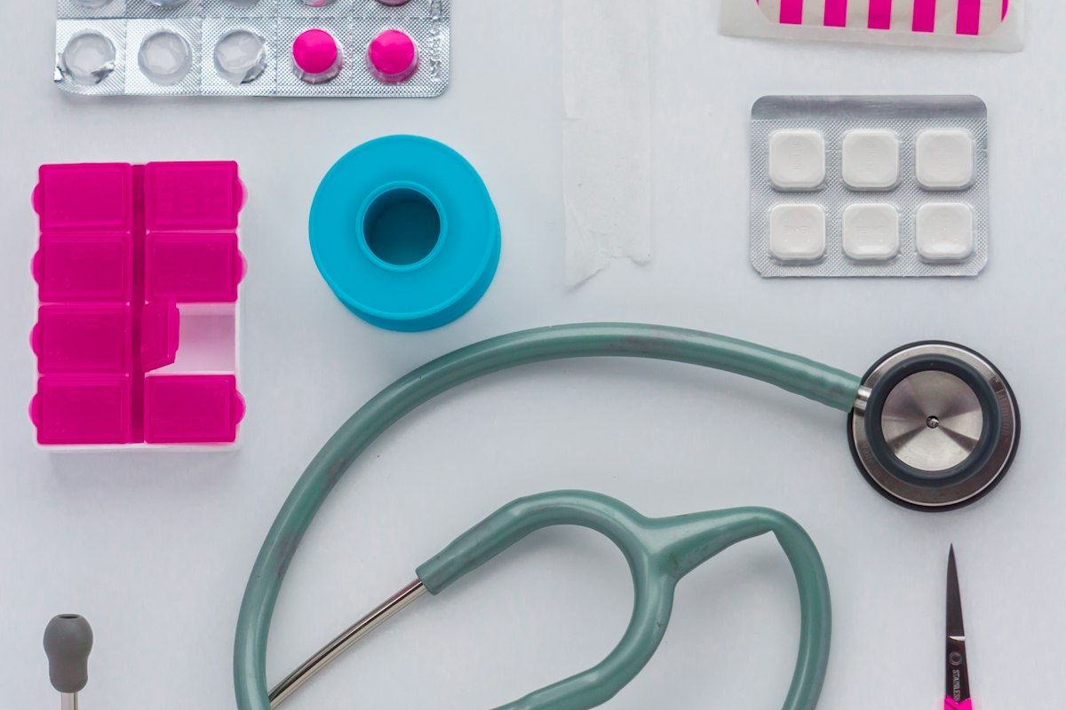 Stéthoscope et médicaments illustrant la limitation à 1 an des indemnités journalières en ALD non exonérante