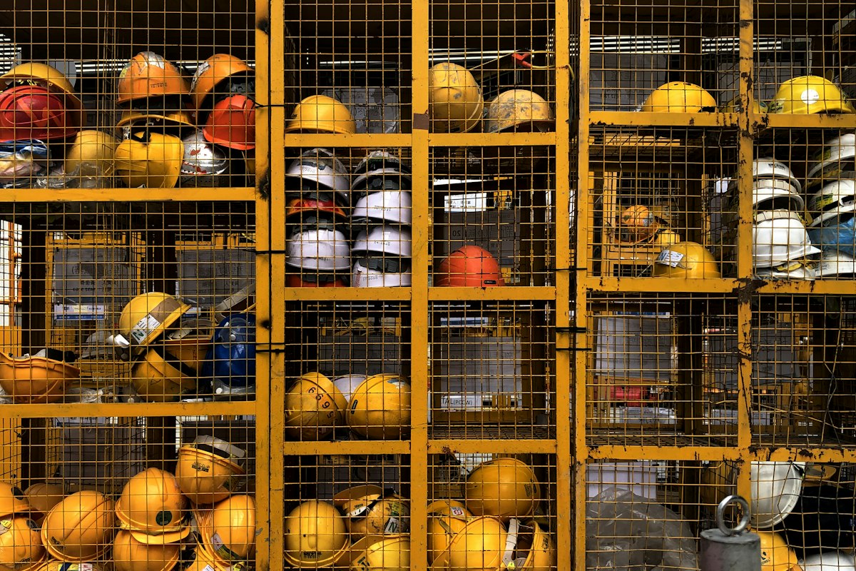 Casques de chantier jaunes illustrant la faute inexcusable et le déficit fonctionnel permanent après un accident du travail