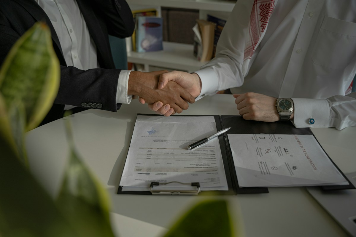 Recours au portage salarial par l'entreprise cliente : poignée de main au-dessus d'un contrat